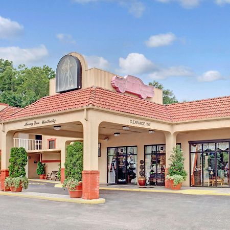Days Inn By Wyndham Memphis At Graceland Екстериор снимка